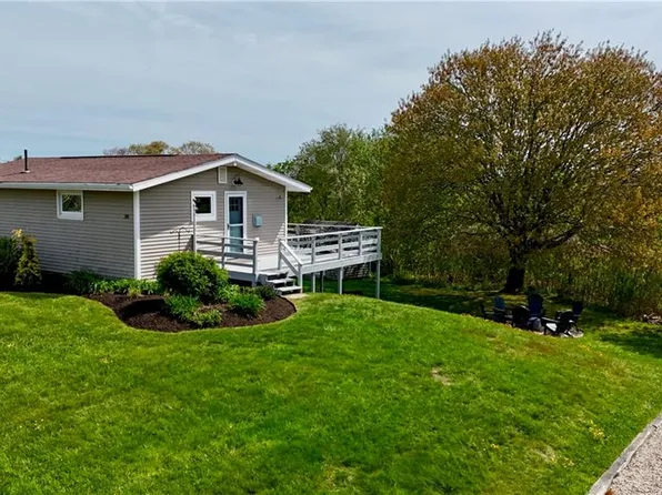 30 Green Meadow Dr, Narragansett, RI 02882