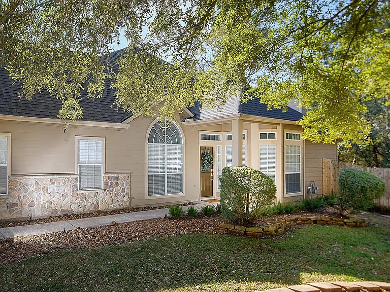 182 N Valley Oaks Cir — Photo 2