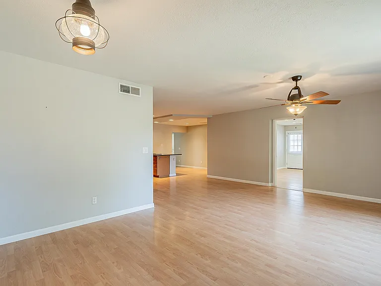 613 W 15th St — Photo 16