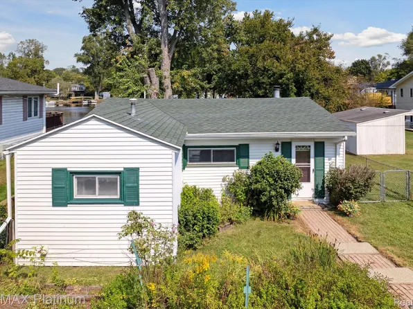 11528 Sunset Blvd, Pinckney, MI 48169