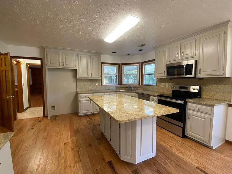 3013 Eglantine Ct — Photo 9