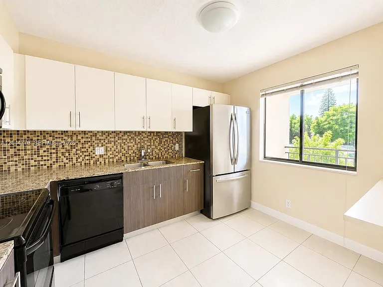 405 Lakeview Dr #202 — Photo 2