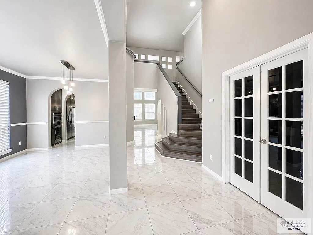 6 bed, 3.5 bath, 4830 sqft, $3,500 — Photo 4