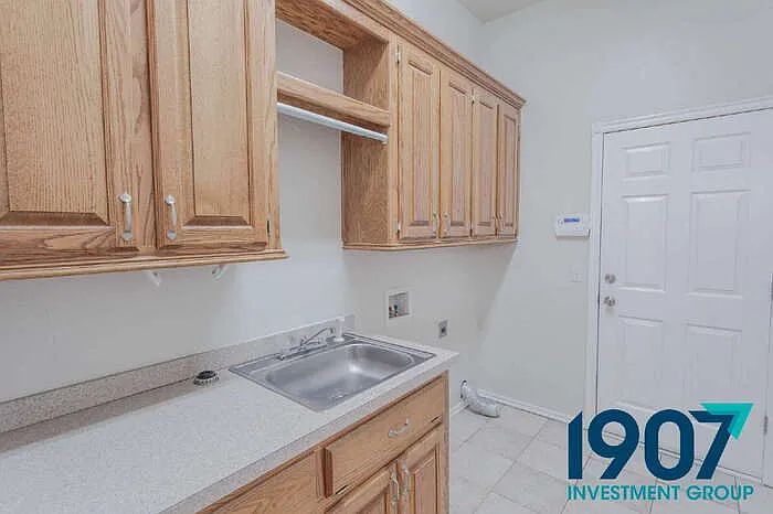 501 Madeline Ln — Photo 6
