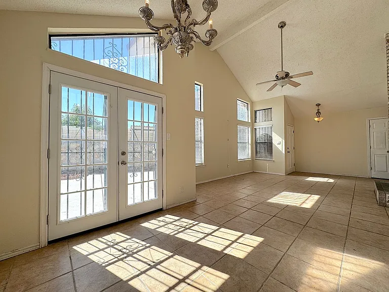 923 Centennial Dr — Photo 5