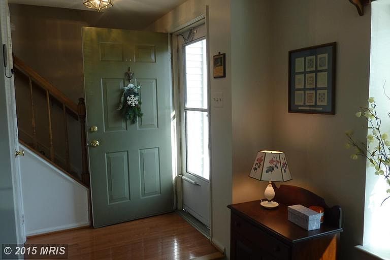Entry foyer with hardwood floor