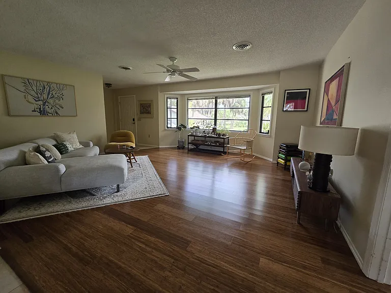 190 N Oxford Dr — Photo 6