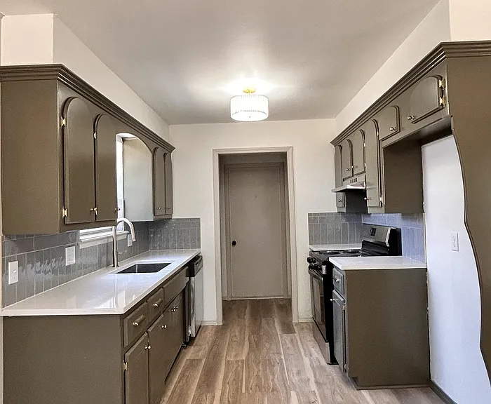 726 Garden Grv — Photo 5