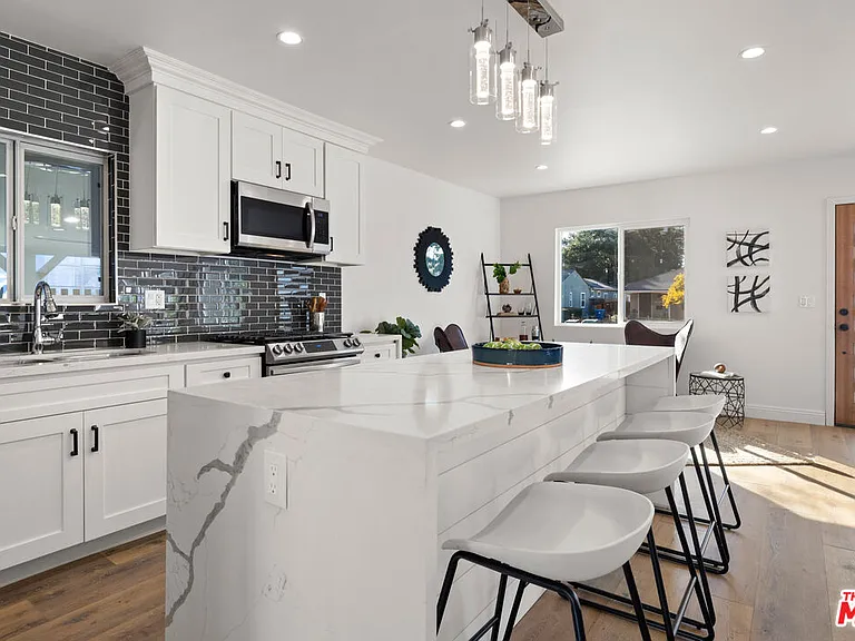 5928 Tobias Ave — Photo 6