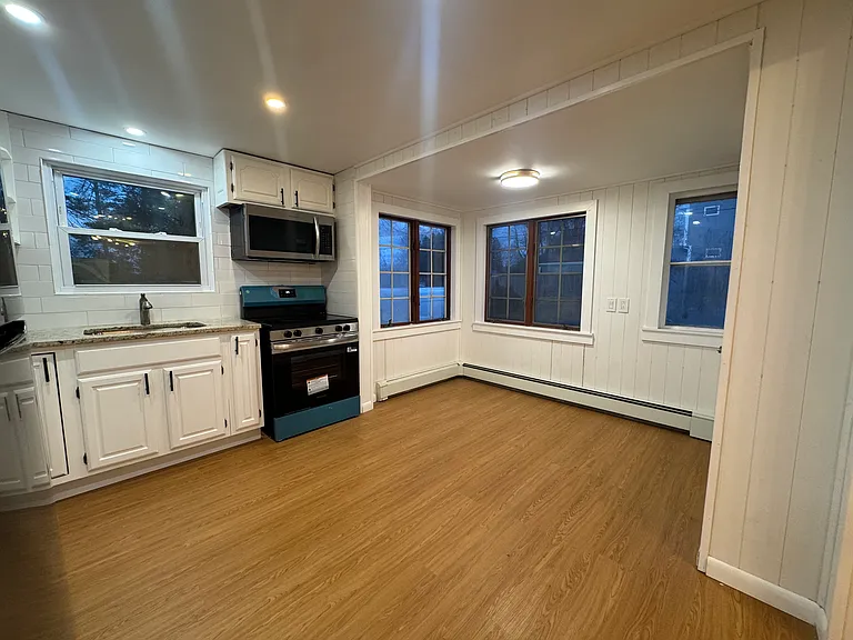 16 Elaine Dr — Photo 2