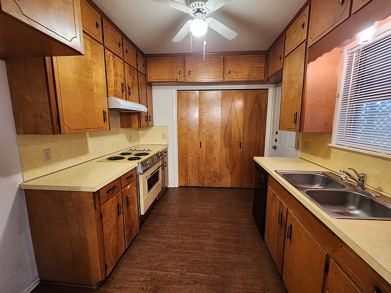 1274 Hillcrest Dr — Photo 3