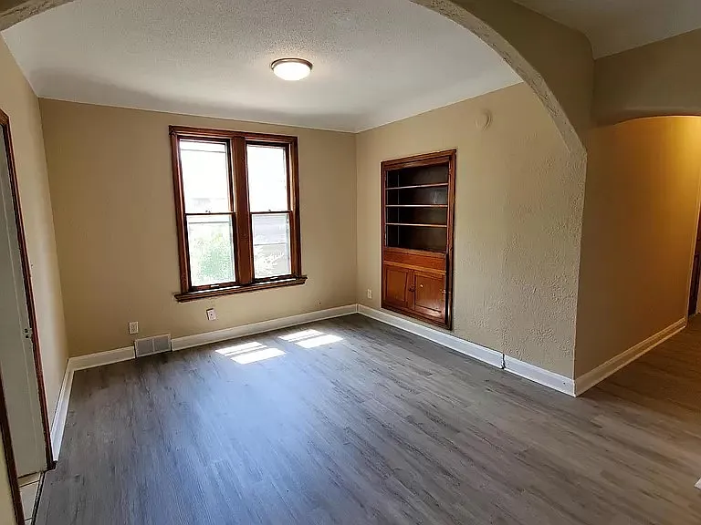 576 Bay St — Photo 11