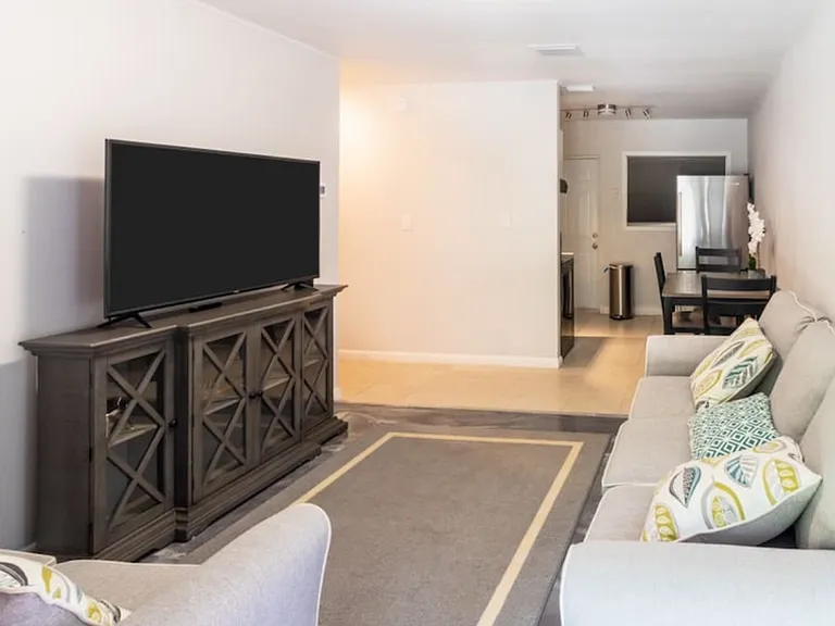2Bed/1 Bath Apartment for Rent - Near Downtown Sarasota! — Photo 11