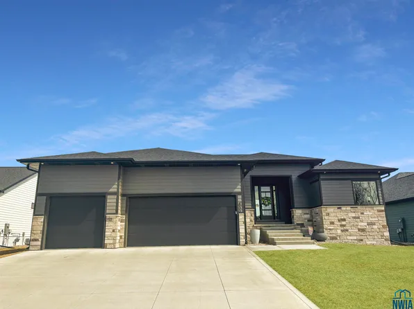 800 Lakeshore Dr, North Sioux City, SD 57049