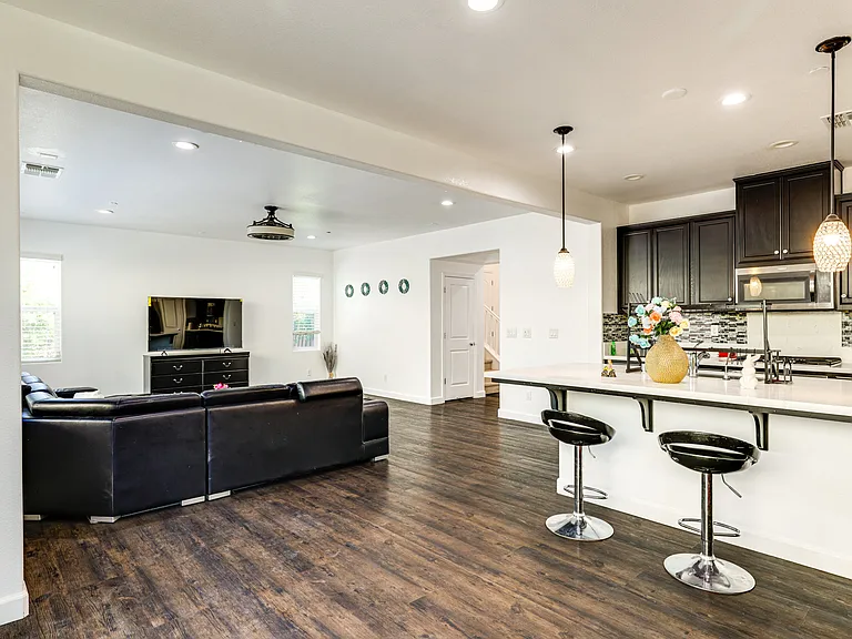 564 E Marcello Ave — Photo 3