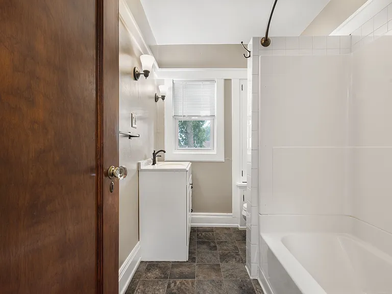 420 W Madison St — Photo 12