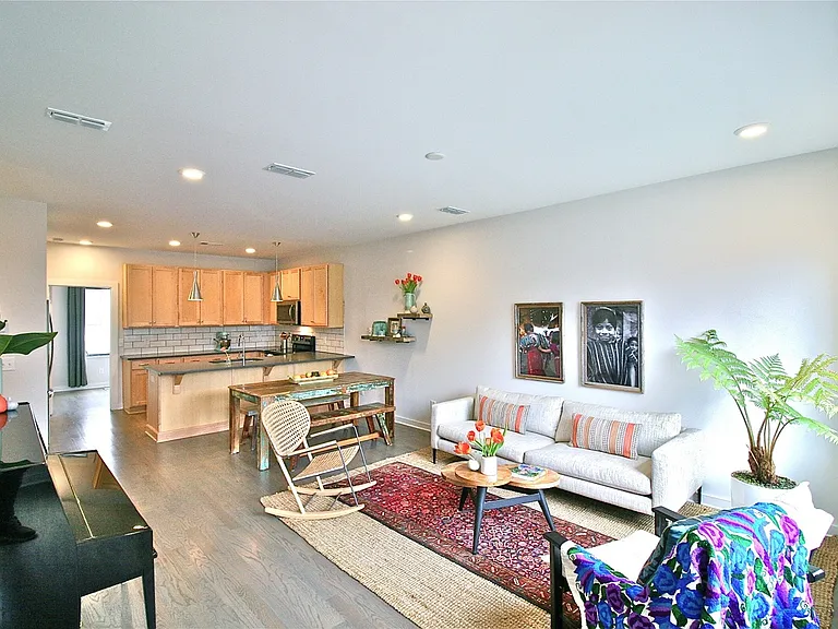 1029 Chester Ave — Photo 6