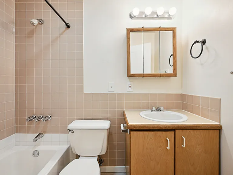 Abbottsford Apartments — Photo 122