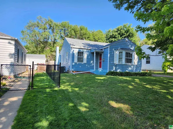 3258 Grandview Blvd, Sioux City, IA 51104