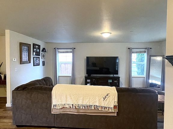 Nice size living room off entry way!