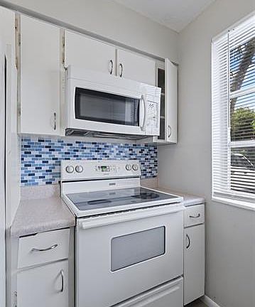 2nd image of 2130 NE 42nd Ct #2-2-2