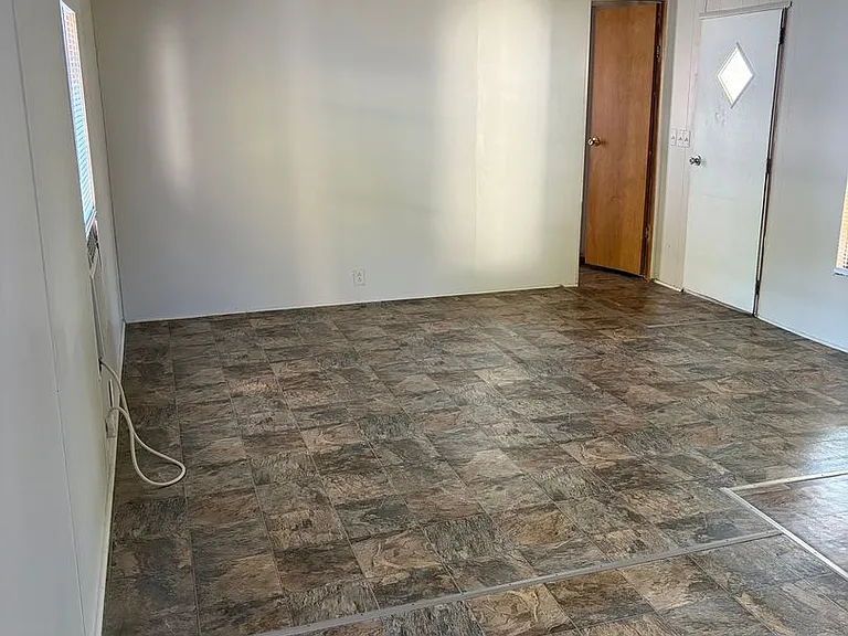 707 Francis St E — Photo 2