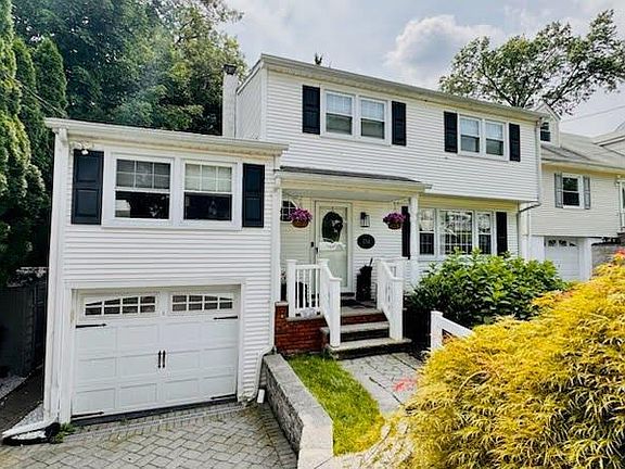 2nd image of 134 Manhattan Ave