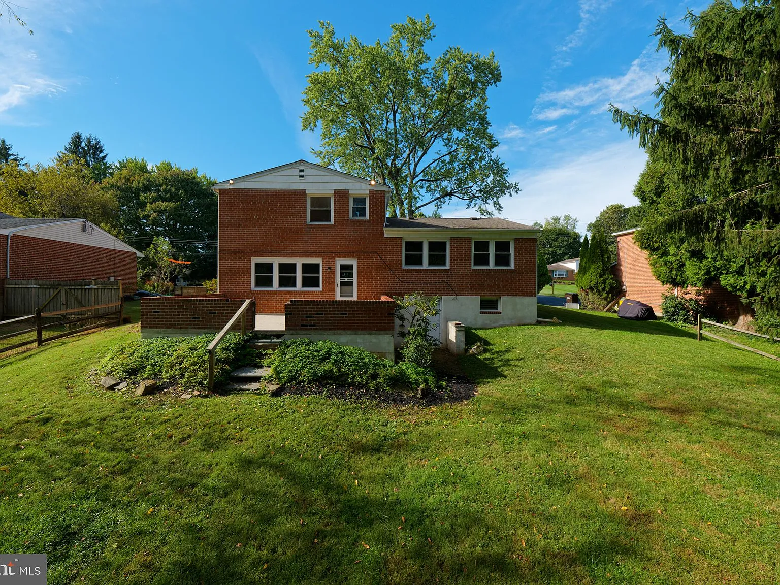 3 bed, 3.0 bath, 1421 sqft, $3,600 — Photo 3