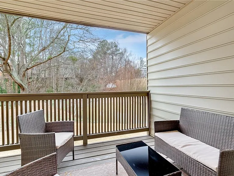 1105 Garden Ct — Photo 5