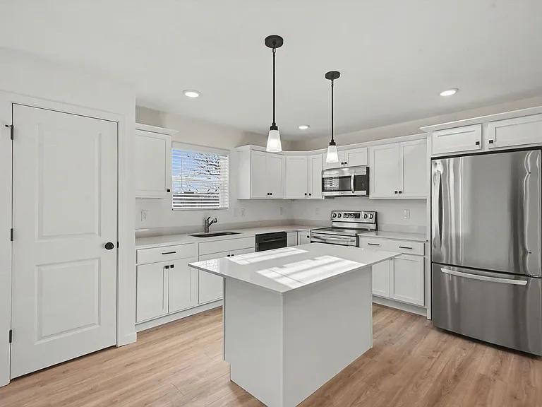 350 N Sherman St — Photo 3