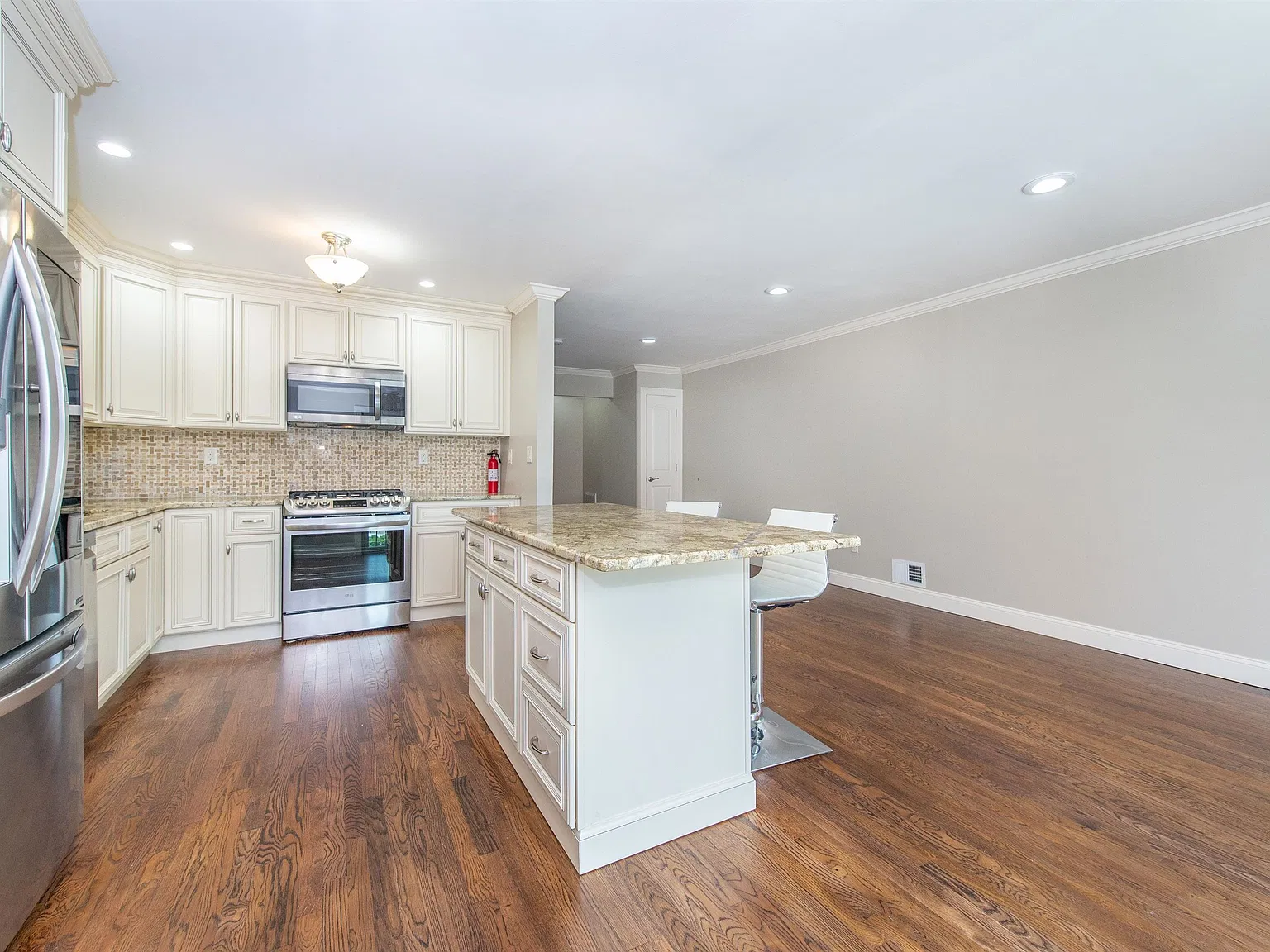 3 bed, 2.5 bath, $4,300 — Photo 3