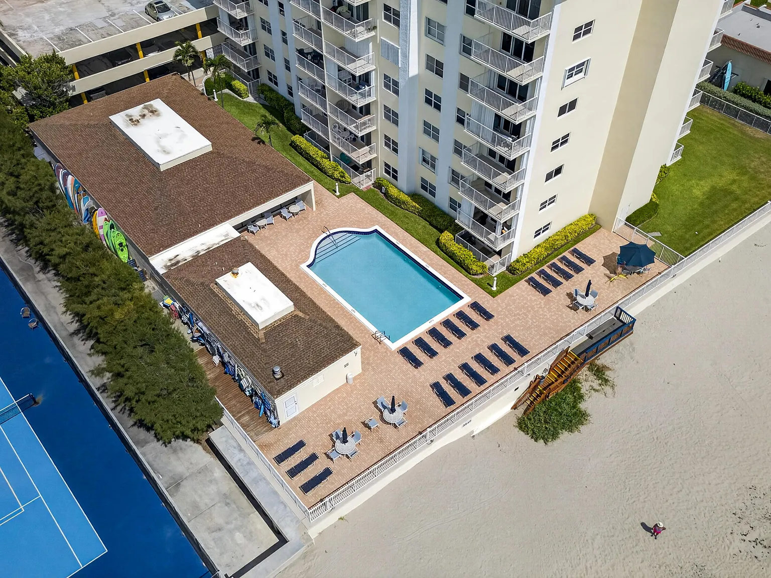 Le Chateau Royal Condo — Photo 3