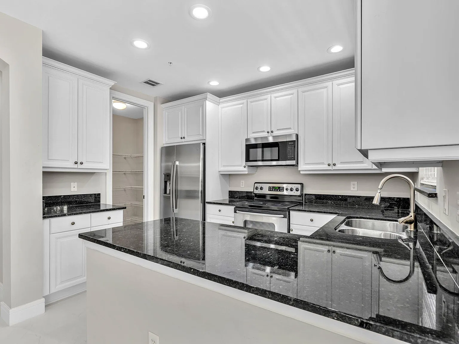 4 bed, 3.5 bath, 2383 sqft, $4,300 — Photo 2