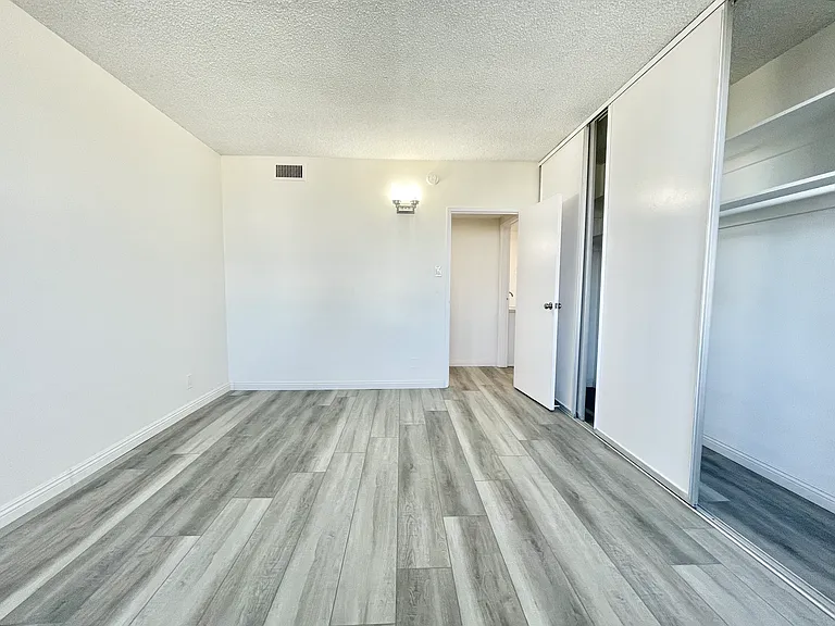 Occidental Towers Apartments — Photo 171