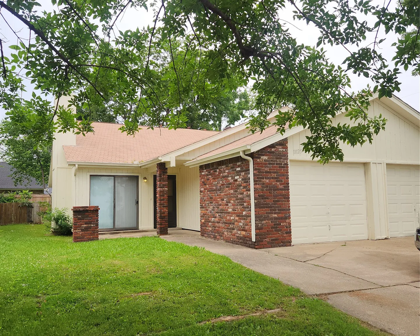 3 bed, 2.0 bath, 2304 sqft, $1,250 — Photo 1