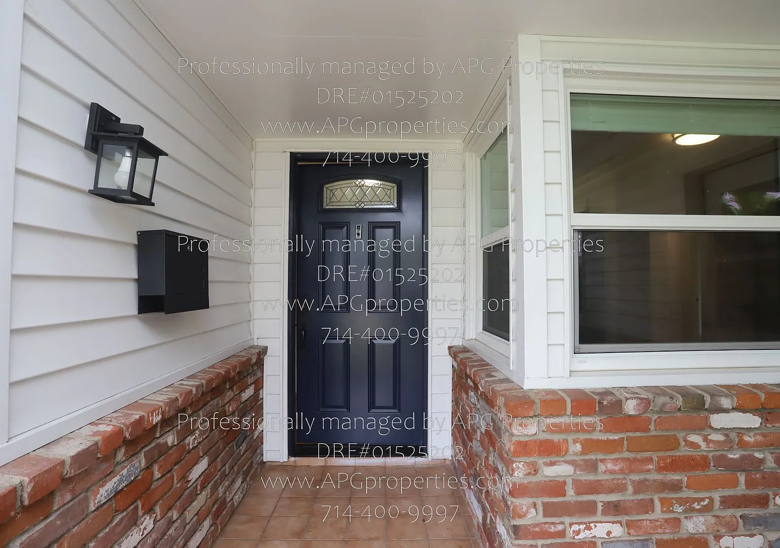 Welcoming 4 bedroom / 2.5 bathroom house with 2 car garage in Orange — Photo 2