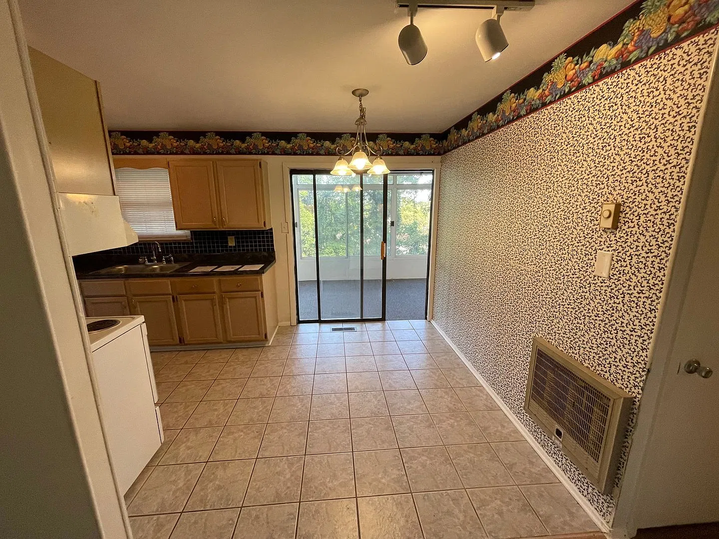 2 bed / 1 bath South Knox home with office & large sunroom — Photo 3