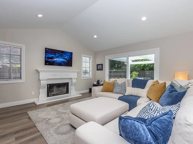 1090 Shady Creek Pl — Photo 6