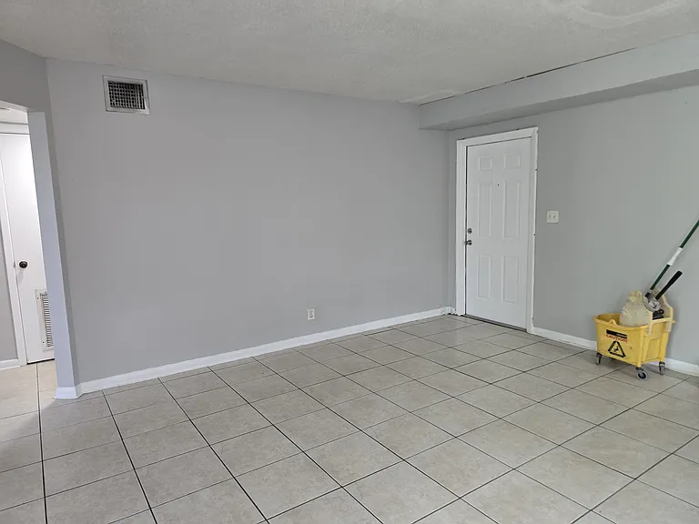 1518 W 20th St #1 — Photo 4