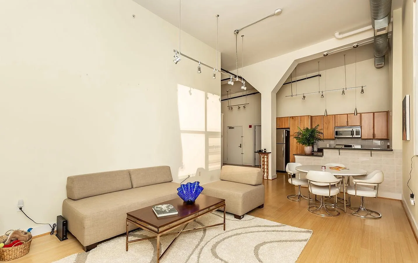 2 bed, 1300 sqft, $2,100 — Photo 3