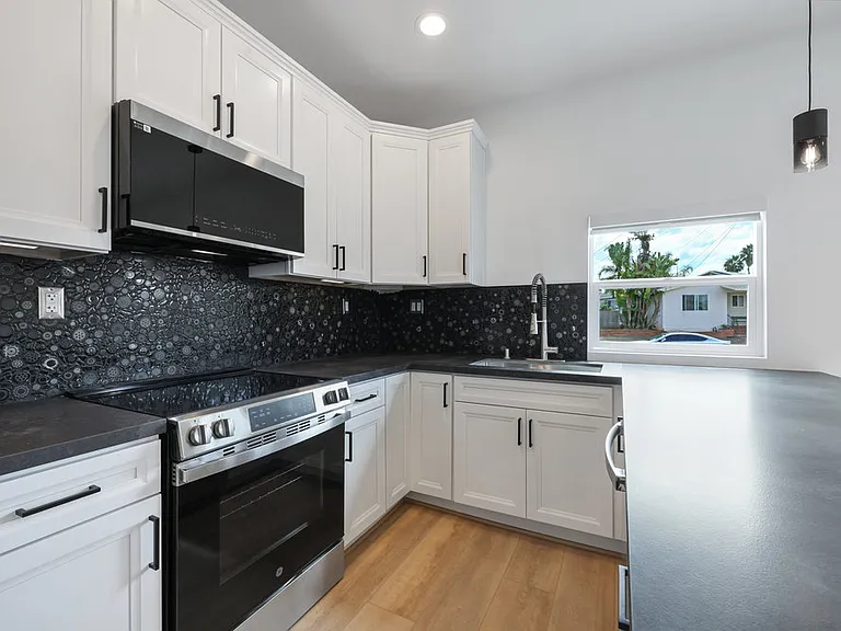 3954 Armstrong St — Photo 1