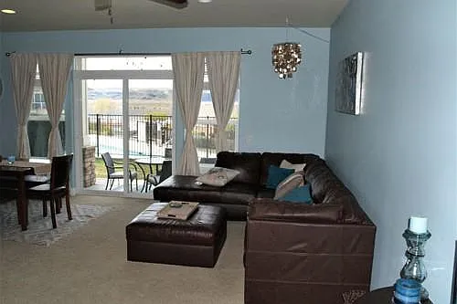 2 bed, 1672 sqft, $2,258 — Photo 2