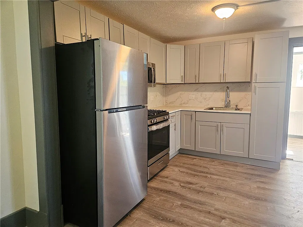 3 bed, 1.0 bath, 1044 sqft, $2,100 — Photo 4