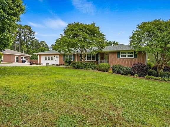 3rd image of 704 Woodfield Dr