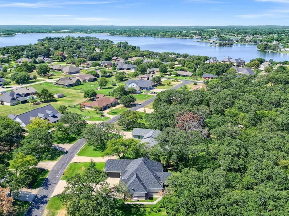 103 Crockett Dr, Lake Kiowa, TX 76240