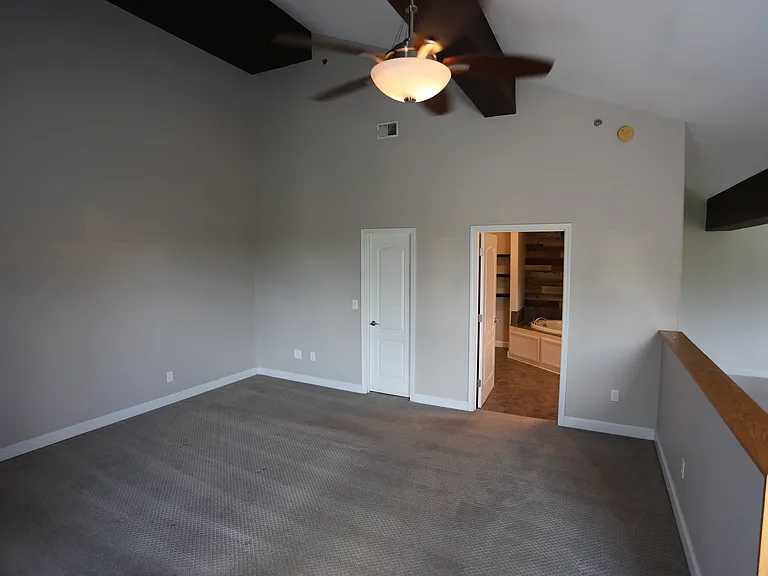 Upstairs Bedroom/Walk-in Closet/Bathroom w/Soak Tub