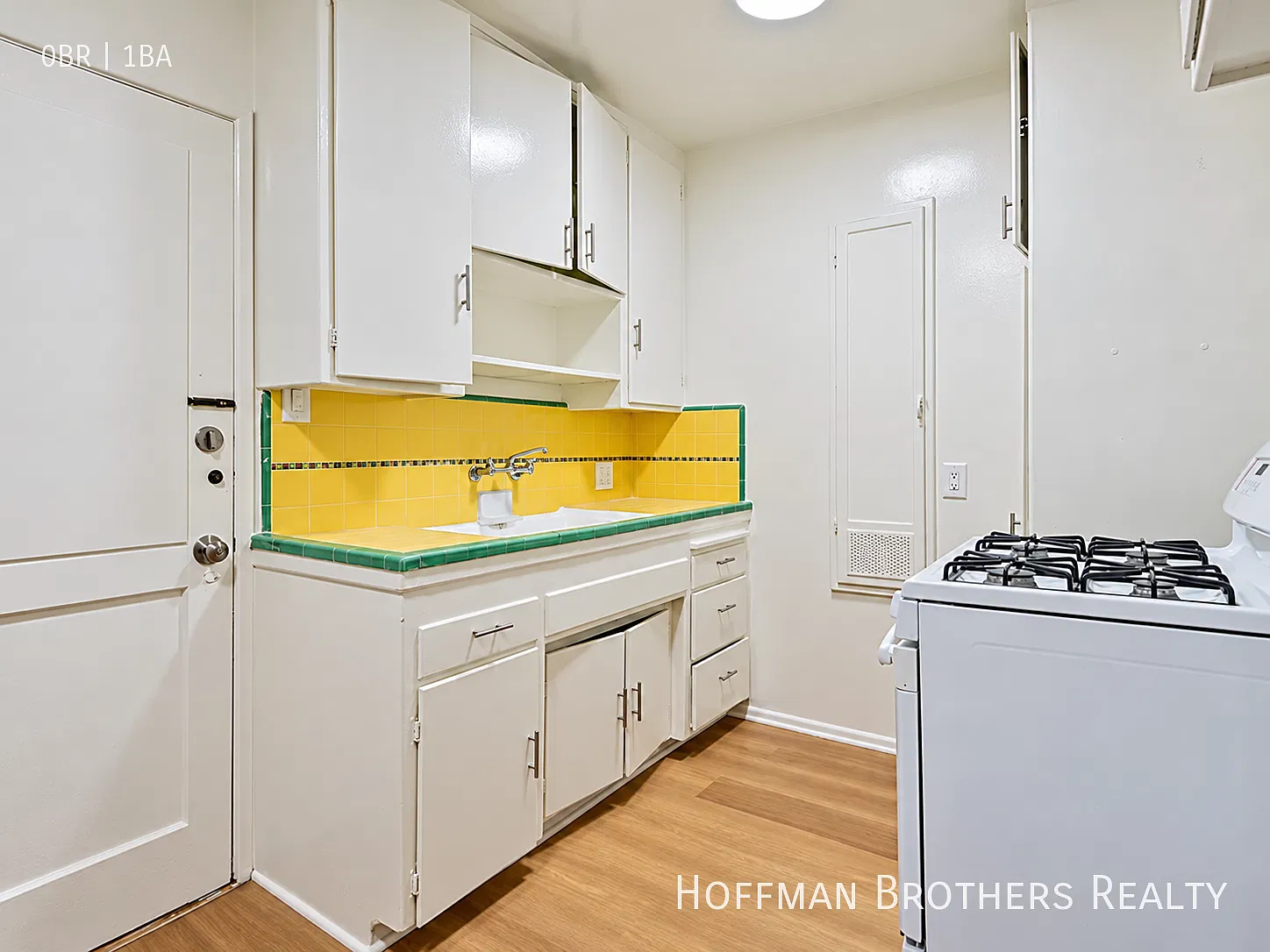 Charming Studio with Updated Kitchen, High Ceilings, On-Site Laundry & Central Mid-Wilshire Locat... — Photo 2