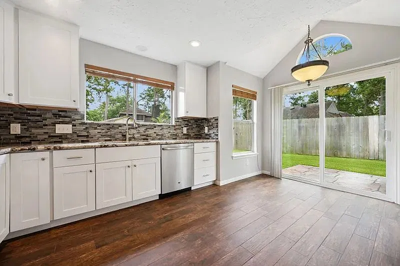 Updated 3-Bed Kingwood Home | Standby Generator + Lawn Care Included — Photo 4