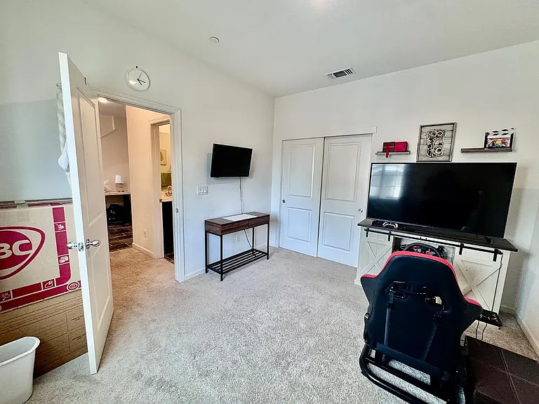 Guest bed/office/gaming room