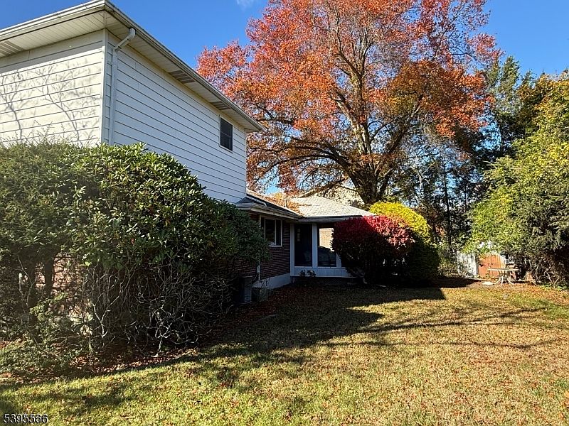 2nd image of 52 Edward St